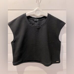 INNÉE 3x Black sleeveless top with a subtle honeycomb